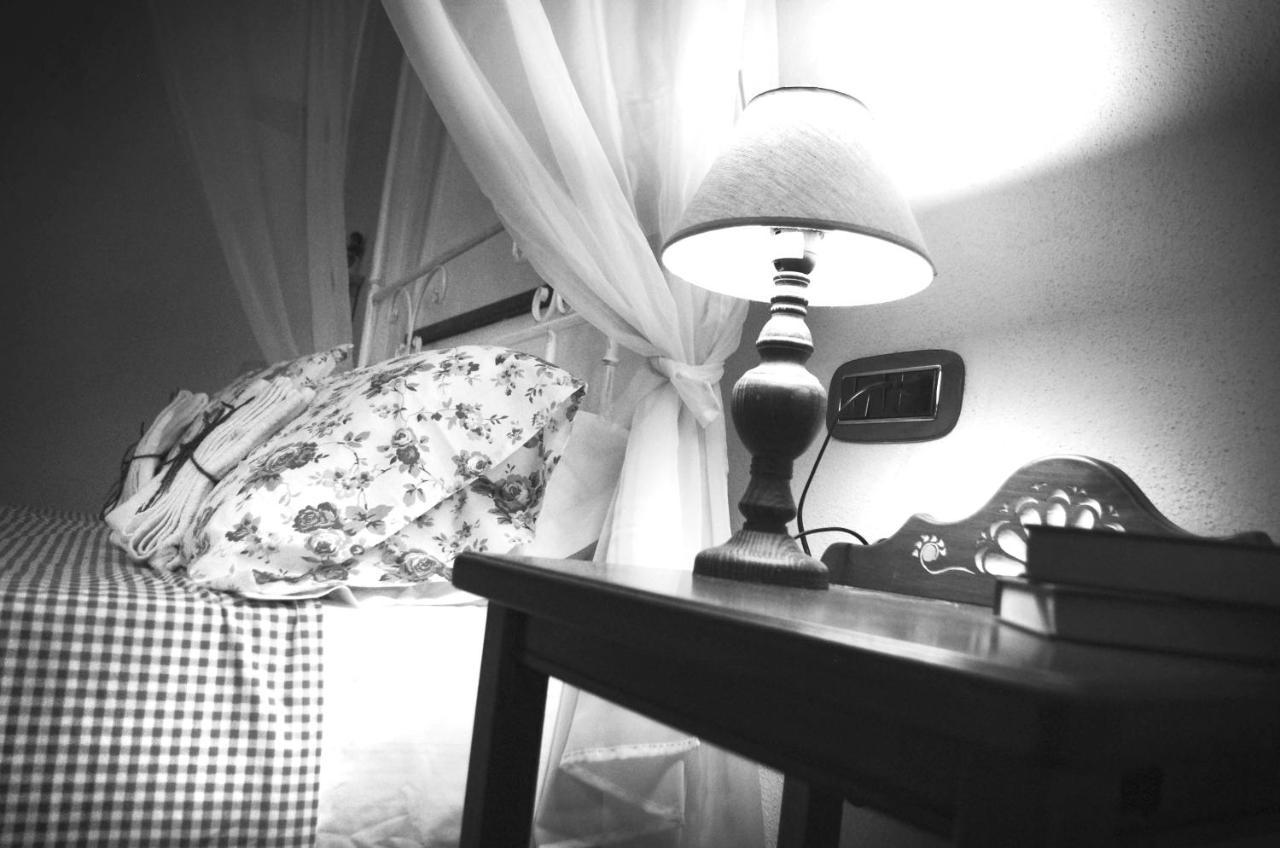 Casa De Ajala - B&B De Charme In Antica Dimora Totalmente Ristrutturata E Dotata Di Tutti I Confort Bagni Privati Spazio Living Patio Esterno Ambienti Climatizzati Degustazioni Prodotti Locali Làconi Zewnętrze zdjęcie