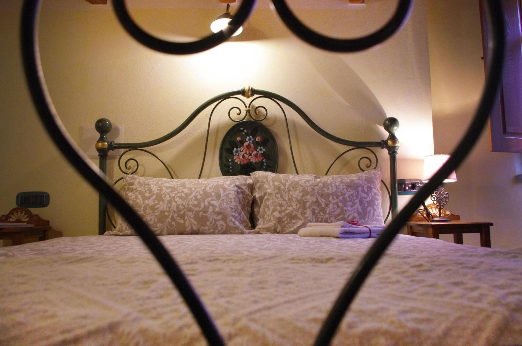 Casa De Ajala - B&B De Charme In Antica Dimora Totalmente Ristrutturata E Dotata Di Tutti I Confort Bagni Privati Spazio Living Patio Esterno Ambienti Climatizzati Degustazioni Prodotti Locali Làconi Zewnętrze zdjęcie